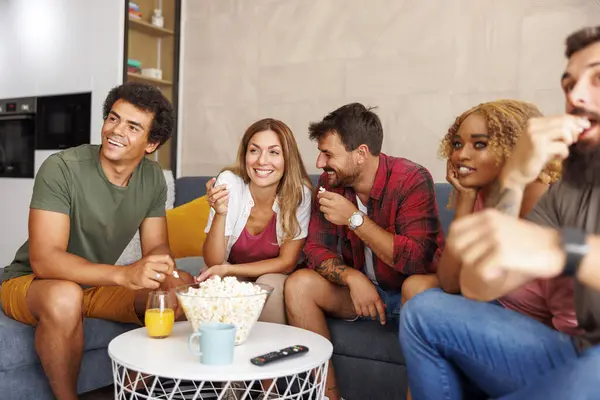 Gruppe Junger Leute Isst Popcorn Und Schaut Filme Fernsehen Während — Stockfoto