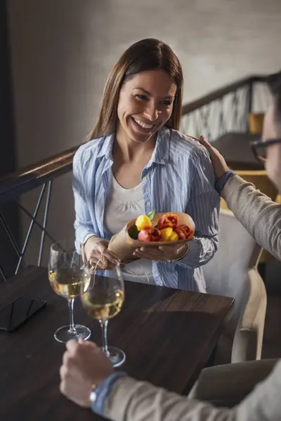 Νεαρό Ζευγάρι Ένα Ραντεβού Ένα Εστιατόριο Πίνοντας Κρασί Κορίτσι Ευτυχισμένη — Φωτογραφία Αρχείου