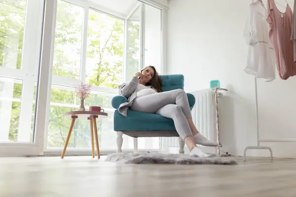 Hermosa Mujer Embarazada Sentada Sillón Relajándose Casa Tomando Teniendo Una — Foto de Stock