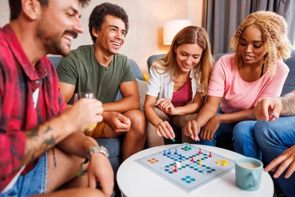 Groep Vrolijke Jonge Vrienden Hebben Plezier Spelen Ludo Bordspel Terwijl — Stockfoto