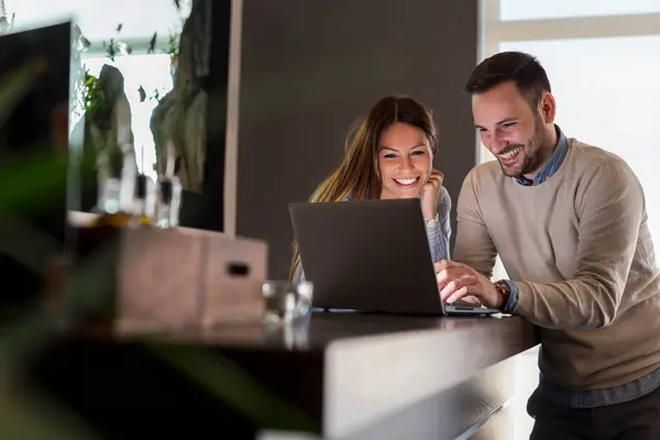 Beautiful Young Couple Standing Next Restaurant Counter Using Laptop Computer — Stock Photo, Image