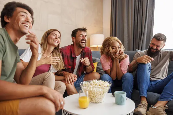 Vriendengroep Die Thuis Kijken Popcorn Eten Lachen Terwijl Naar Een — Stockfoto