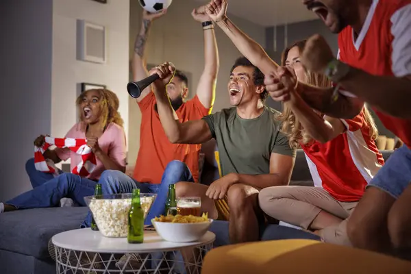 Ομάδα Οπαδών Του Ποδοσφαίρου Ζητωκραυγάζουν Βλέποντας Παιχνίδι Στην Τηλεόραση Γιορτάζοντας — Φωτογραφία Αρχείου