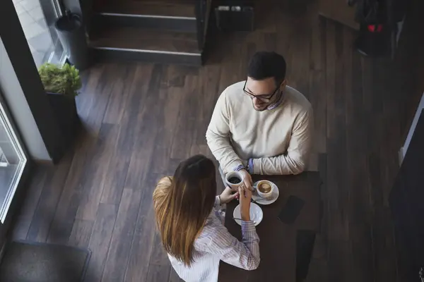 デートに恋する若いカップルのハイアングルビュー レストランカウンターの隣に立って コーヒーを飲んで 会話をする — ストック写真