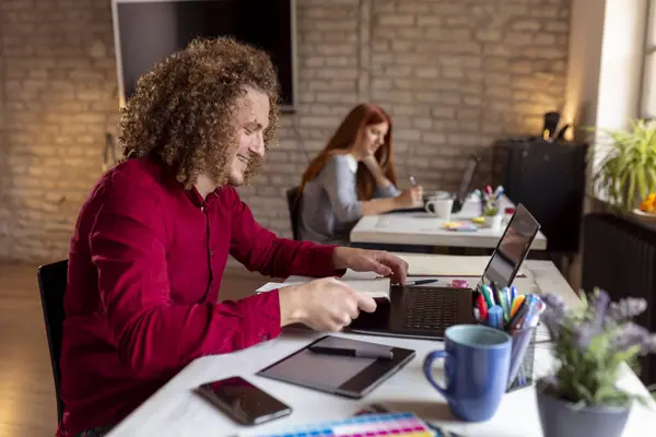Modern bir ofiste çalışan iş arkadaşları, birlikte çalışan serbest çalışanlar.