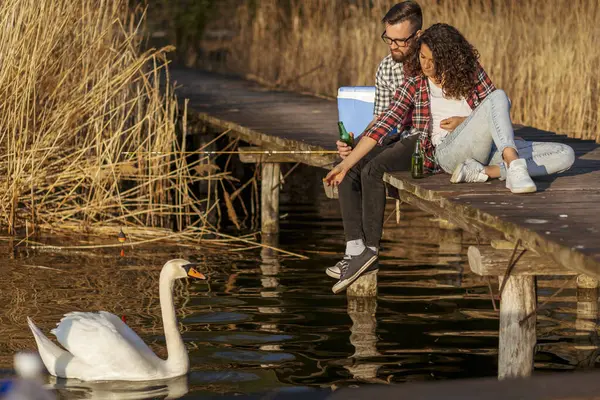 Couple Assis Sur Les Quais Lac Nourrir Les Cygnes Boire — Photo