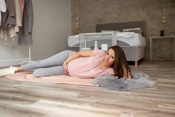 Schöne Schwangere Frau Entspannt Hause Hält Und Kuschelt Ihren Bauch — Stockfoto