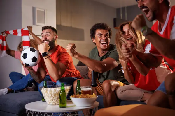 Ομάδα Νεαρών Οπαδών Ποδοσφαίρου Που Παρακολουθούν Παιχνίδι Στην Τηλεόραση Γιορτάζοντας — Φωτογραφία Αρχείου