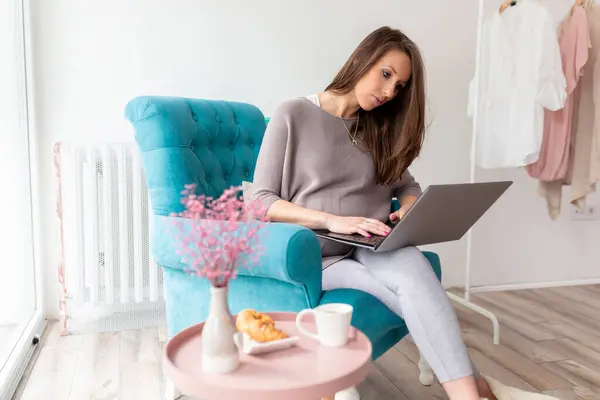 Bela Mulher Grávida Sentada Uma Poltrona Relaxando Casa Navegando Internet — Fotografia de Stock