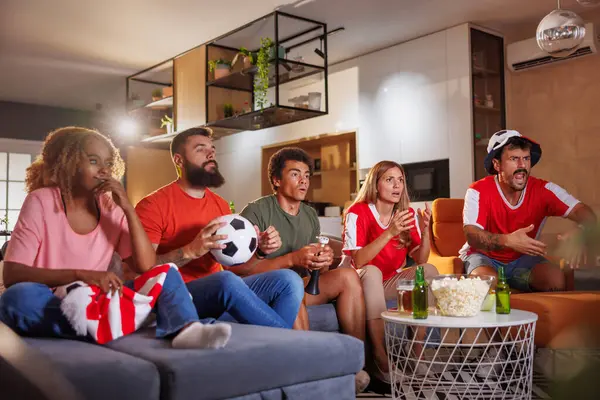 Ομάδα Φίλων Που Διασκεδάζουν Βλέποντας Ποδόσφαιρο Στην Τηλεόραση Στο Σπίτι — Φωτογραφία Αρχείου