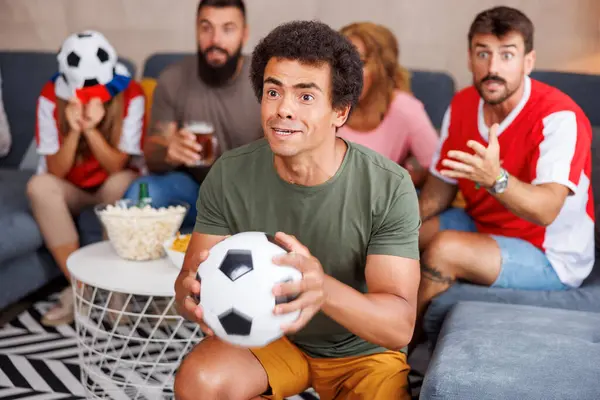 Φιλαράκια Που Βλέπουν Ποδόσφαιρο Στην Τηλεόραση Στο Σπίτι Ζητωκραυγάζουν Τρώνε — Φωτογραφία Αρχείου