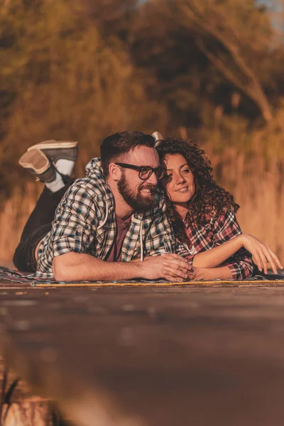 Verliebte Paare Liegen Auf Einer Picknickdecke Dock Des Sees Haben — Stockfoto