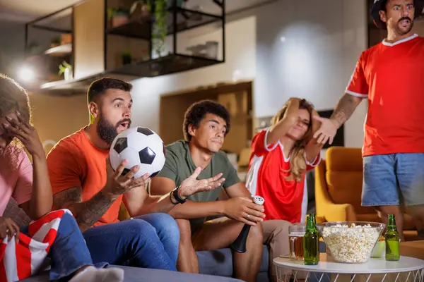 Ομάδα Φίλων Που Διασκεδάζουν Βλέποντας Ποδόσφαιρο Στην Τηλεόραση Στο Σπίτι — Φωτογραφία Αρχείου