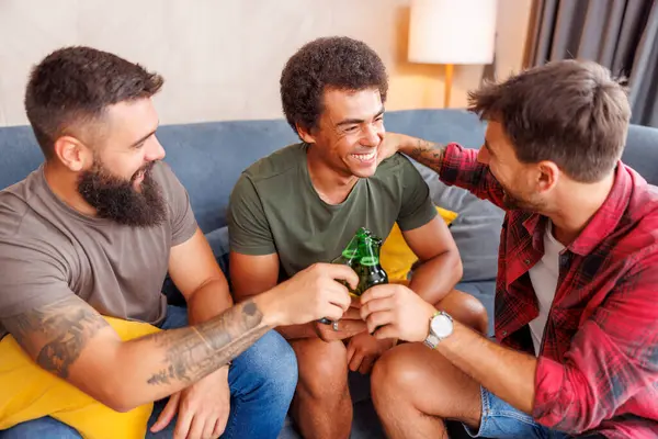 Gruppe Männlicher Freunde Verbringt Ihre Freizeit Gemeinsam Hause Prostet Und — Stockfoto