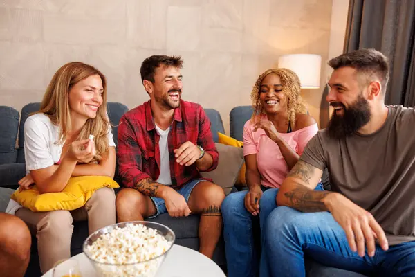 Groep Vrolijke Jonge Vrienden Die Thuis Kijken Popcorn Eten Lachen — Stockfoto