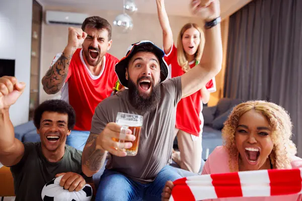 Neşeli Arkadaşlar Futbol Fanatikleri Eğleniyorlar Bira Içiyorlar Televizyonda Dünya Şampiyonluğu — Stok fotoğraf