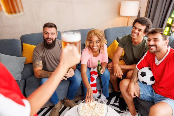 Grupo Fãs Futebol Alegres Divertindo Bebendo Cerveja Comendo Pipocas Enquanto — Fotografia de Stock