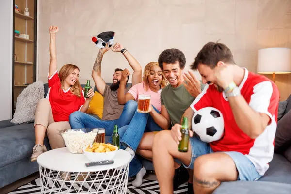 Ομάδα Χαρούμενων Οπαδών Ποδοσφαίρου Που Διασκεδάζουν Ζητωκραυγάζοντας Και Γιορτάζοντας Μετά — Φωτογραφία Αρχείου