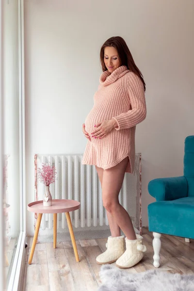 Hermosa Joven Embarazada Relajándose Casa Esperando Bebé Mujer Embarazada Sentada — Foto de Stock