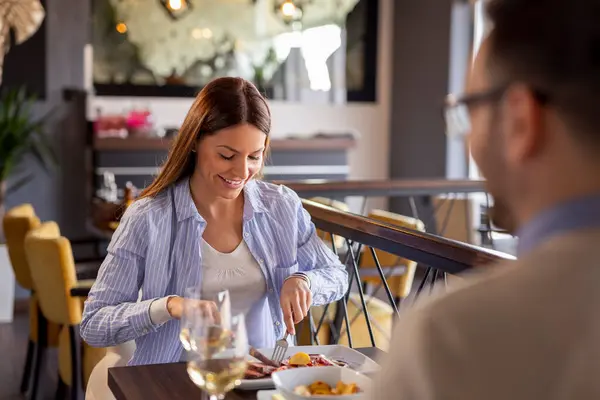 Casal Apaixonado Encontro Sentado Uma Mesa Restaurante Almoçando Bebendo Vinho — Fotografia de Stock
