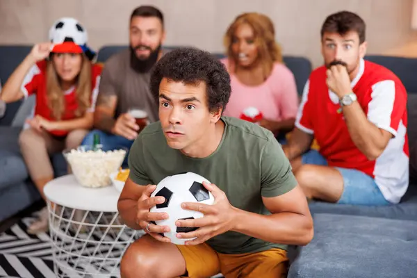 Bir Grup Arkadaş Futbol Dünya Şampiyonası Maçı Izliyor Tezahürat Yapıyor — Stok fotoğraf