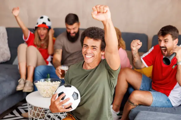Ομάδα Χαρούμενων Οπαδών Ποδοσφαίρου Που Διασκεδάζουν Ζητωκραυγάζοντας Και Γιορτάζοντας Μετά — Φωτογραφία Αρχείου