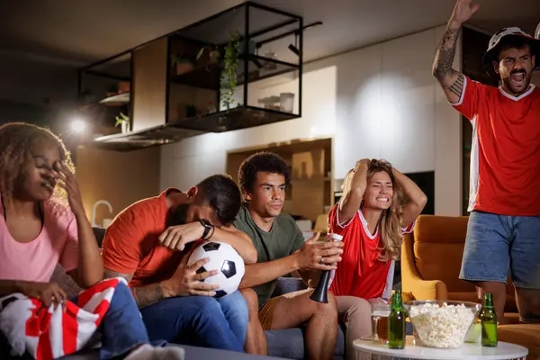 Bir grup arkadaş, takımlarının golü kaçırıp maçı kaybetmesinden sonra evde maç izlerken hayal kırıklığına uğruyor.