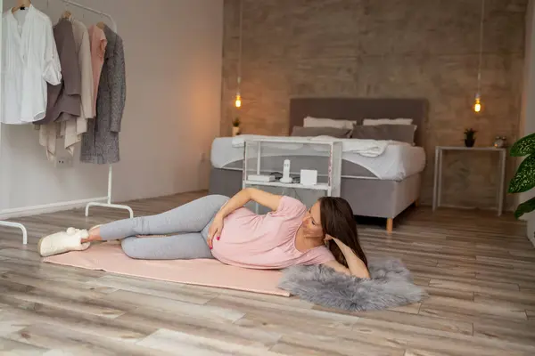Hermosa Mujer Embarazada Relajándose Casa Sosteniendo Abrazando Vientre — Foto de Stock