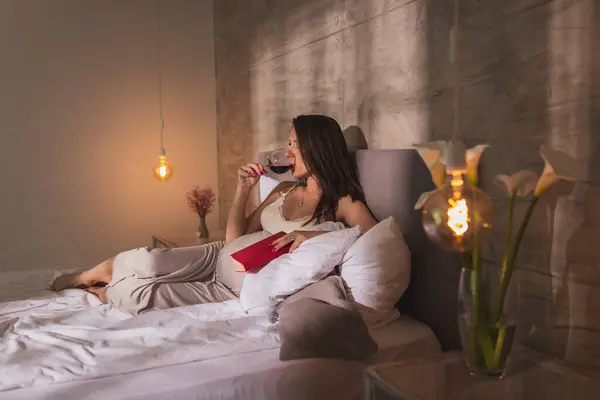 Femme Enceinte Portant Une Chemise Nuit Couchée Lit Relaxant Maison — Photo