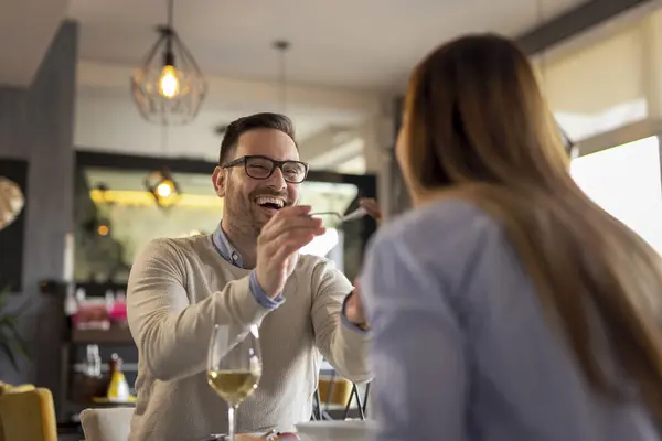 Ζευγάρι Ερωτευμένο Ραντεβού Γευματίζει Εστιατόριο Πίνει Κρασί Και Διασκεδάζει Δοκιμάζοντας — Φωτογραφία Αρχείου