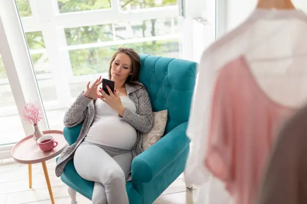 Schwangere Sitzt Sessel Entspannt Hause Trinkt Eine Tasse Heißen Tee — Stockfoto