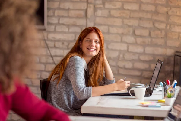 Üniversite öğrencileri birlikte online dersler dinliyorlar. Okuma odasında notlar alıyorlar ve sınava hazırlanıyorlar.