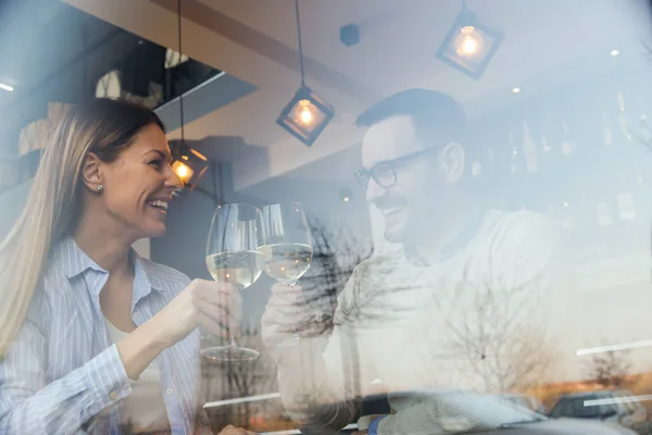 Schönes Junges Verliebtes Paar Bei Einem Date Sitzt Einem Restauranttisch — Stockfoto