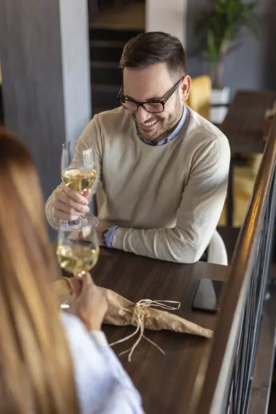Junges Verliebtes Paar Bei Einem Date Sitzt Einem Restauranttisch Hebt — Stockfoto