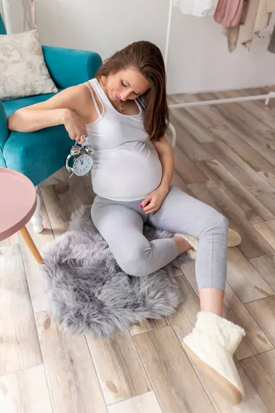 Mladá Těhotná Žena Odpočívá Doma Čeká Dítě Drží Hodiny Odpočet — Stock fotografie