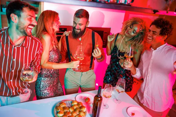 30 'lu yılların ortasındaki bir grup arkadaş ev partisinde eğleniyor, şarkı söylüyor, dans ediyor, şarap içiyor ve kokteyl pastası yiyor.