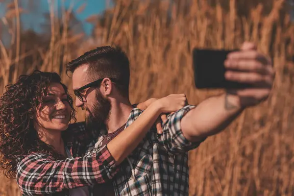 Όμορφο Νεαρό Ζευγάρι Ερωτευμένο Που Διασκεδάζει Εξωτερικούς Χώρους Βγάζοντας Selfies — Φωτογραφία Αρχείου