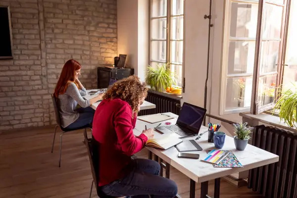 Modern bir ofiste çalışan iş arkadaşları, birlikte çalışan serbest çalışanlar.