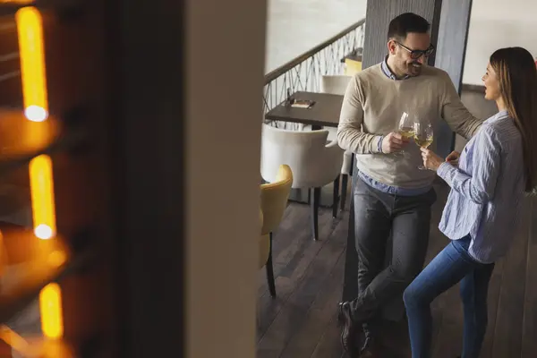 Junges Verliebtes Paar Bei Einem Date Restaurant Wein Trinken Und — Stockfoto