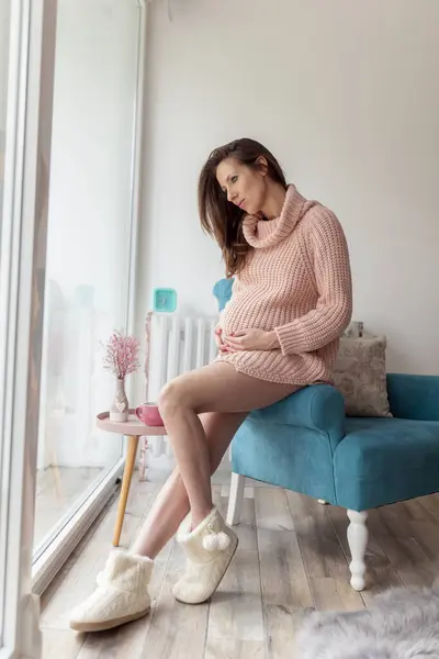 Hermosa Joven Embarazada Relajándose Casa Esperando Bebé Mujer Embarazada Sentada — Foto de Stock