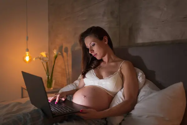 Pregnant Woman Wearing Pajamas Lying Bed Night Using Laptop Computer — Stock Photo, Image