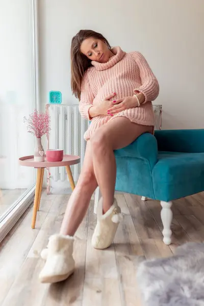 Beautiful Young Pregnant Woman Relaxing Home Expecting Her Baby Pregnant — Stock Photo, Image
