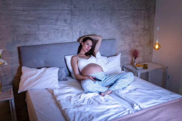 Beautiful Pregnant Woman Wearing Pajamas Lying Bed Night Changing Channels — Stock Photo, Image