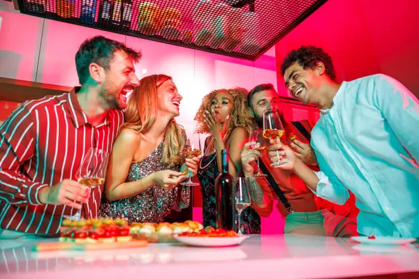 30 'lu yılların ortasındaki bir grup arkadaş ev partisinde eğleniyor, şarkı söylüyor, dans ediyor, şarap içiyor ve kokteyl pastası yiyor.
