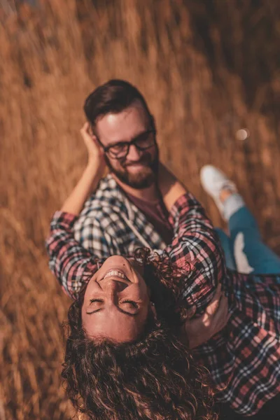 Pareja Enamorada Divirtiéndose Aire Libre Hombre Cargando Mujer Sus Brazos — Foto de Stock