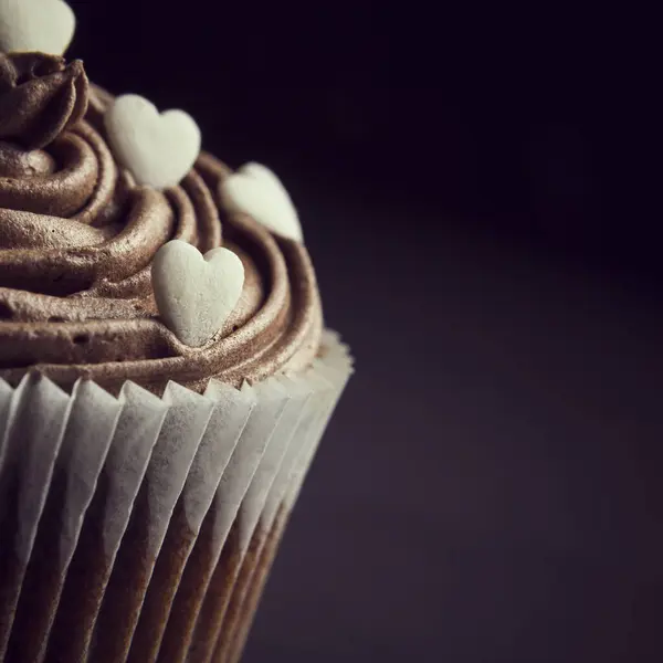 Närbild Snyggt Dekorerad Choklad Cupcake Isolerad Svart Bakgrund — Stockfoto