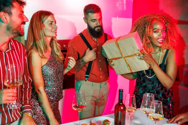 Bir grup neşeli genç arkadaş ev partisinde toplandı, arkadaşının doğum gününü kutlarken eğlendiler, ona bir hediyeyle sürpriz yaptılar.