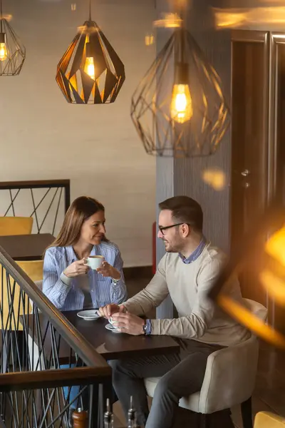 在餐馆约会 聊聊天 喝咖啡的夫妻 — 图库照片