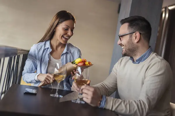 一对年轻夫妇在餐馆约会 女孩收到一束花后高兴极了 — 图库照片