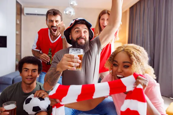 Grupo Amigos Divirtiéndose Bebiendo Cerveza Animando Equipo Mientras Ven Fútbol — Foto de Stock